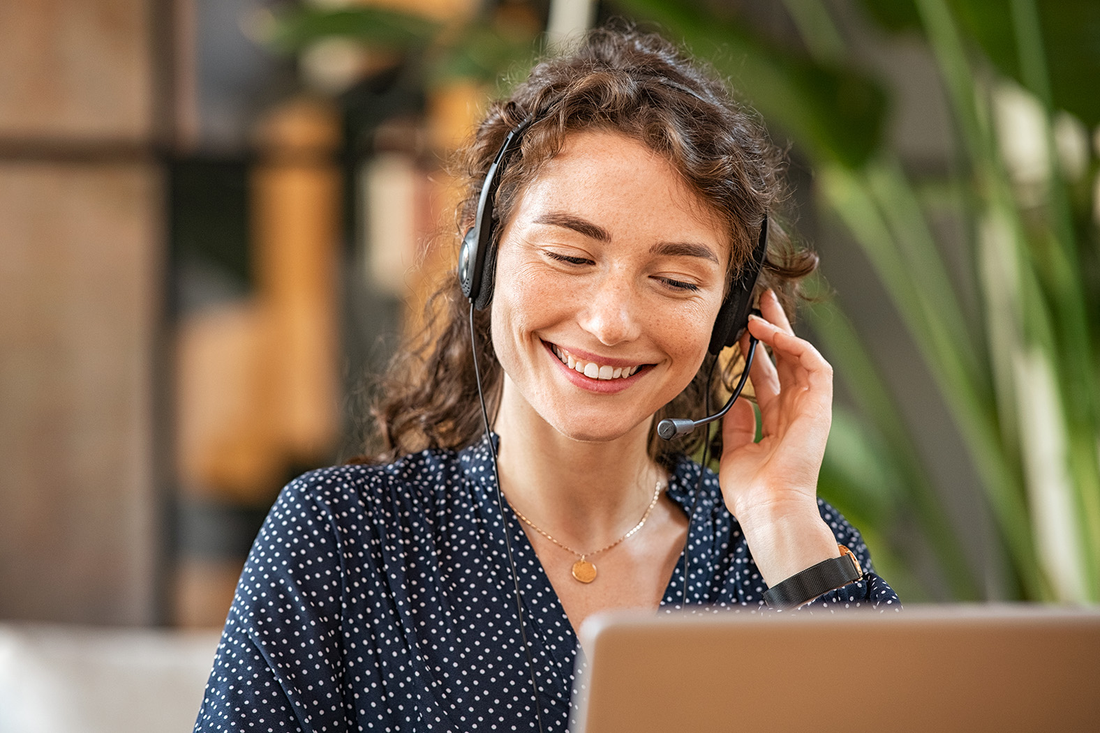 Image of a customer support agent giving advice