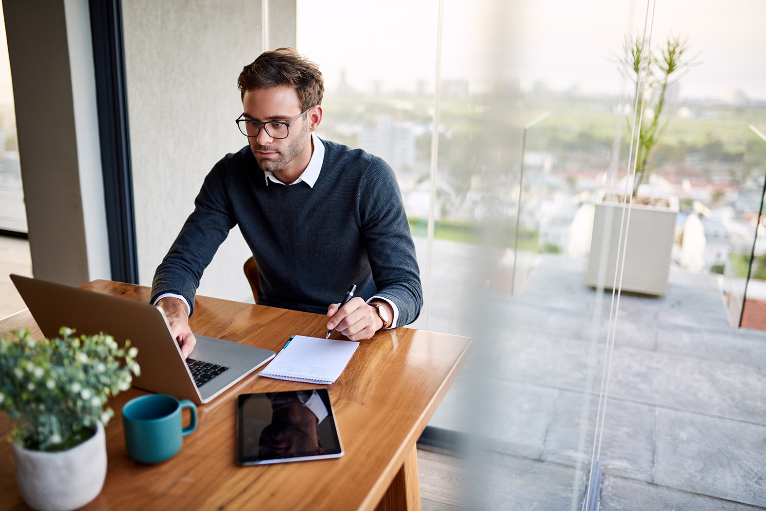 Image of a retail employee validating a certificate online